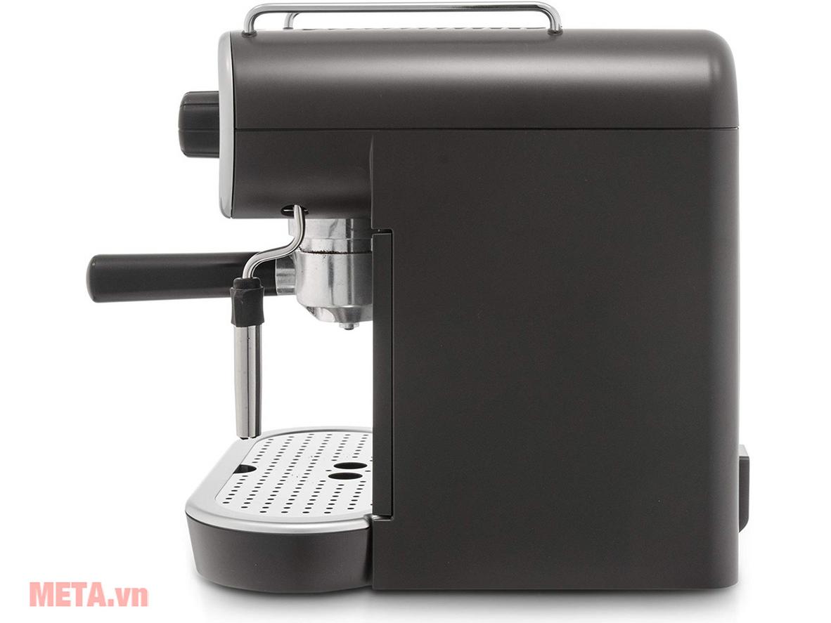 Thiết kế retro Ý giúp máy nổi bật trong không gian bếp và góc cà phê tại nhà.