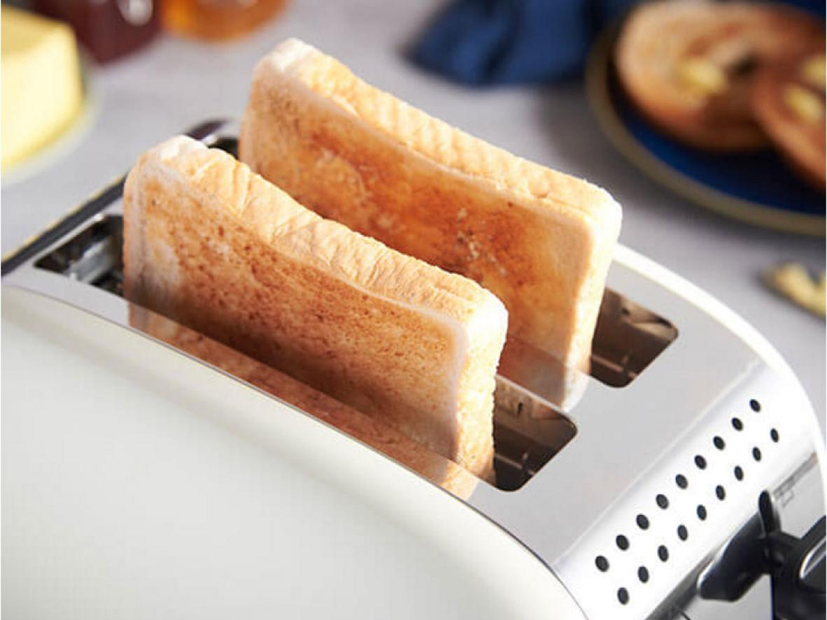 Khay hứng vụn bánh tháo rời giúp vệ sinh máy nhanh và gọn hơn.