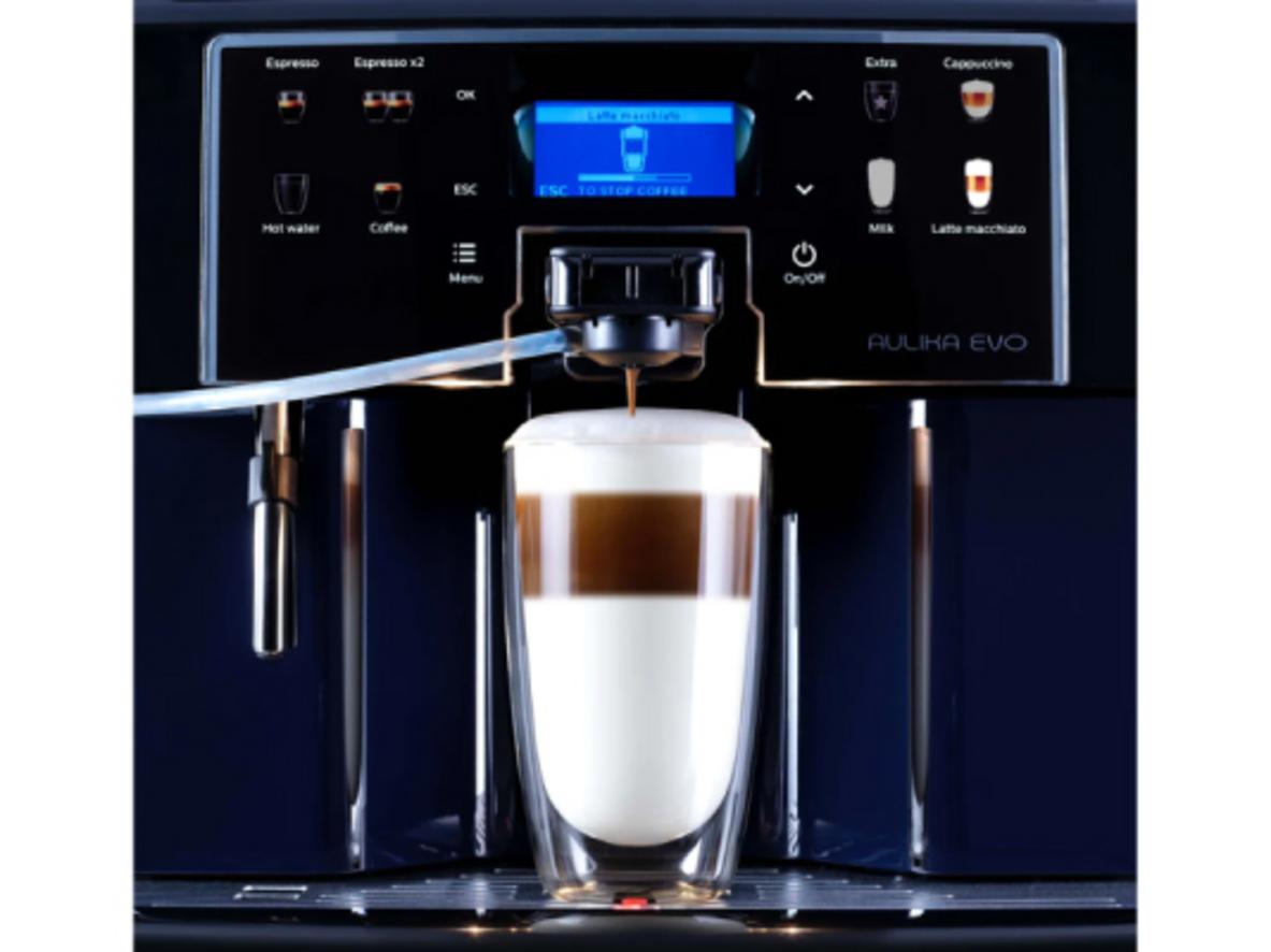 Màn hình cảm ứng giúp thao tác chọn đồ uống nhanh và trực quan.