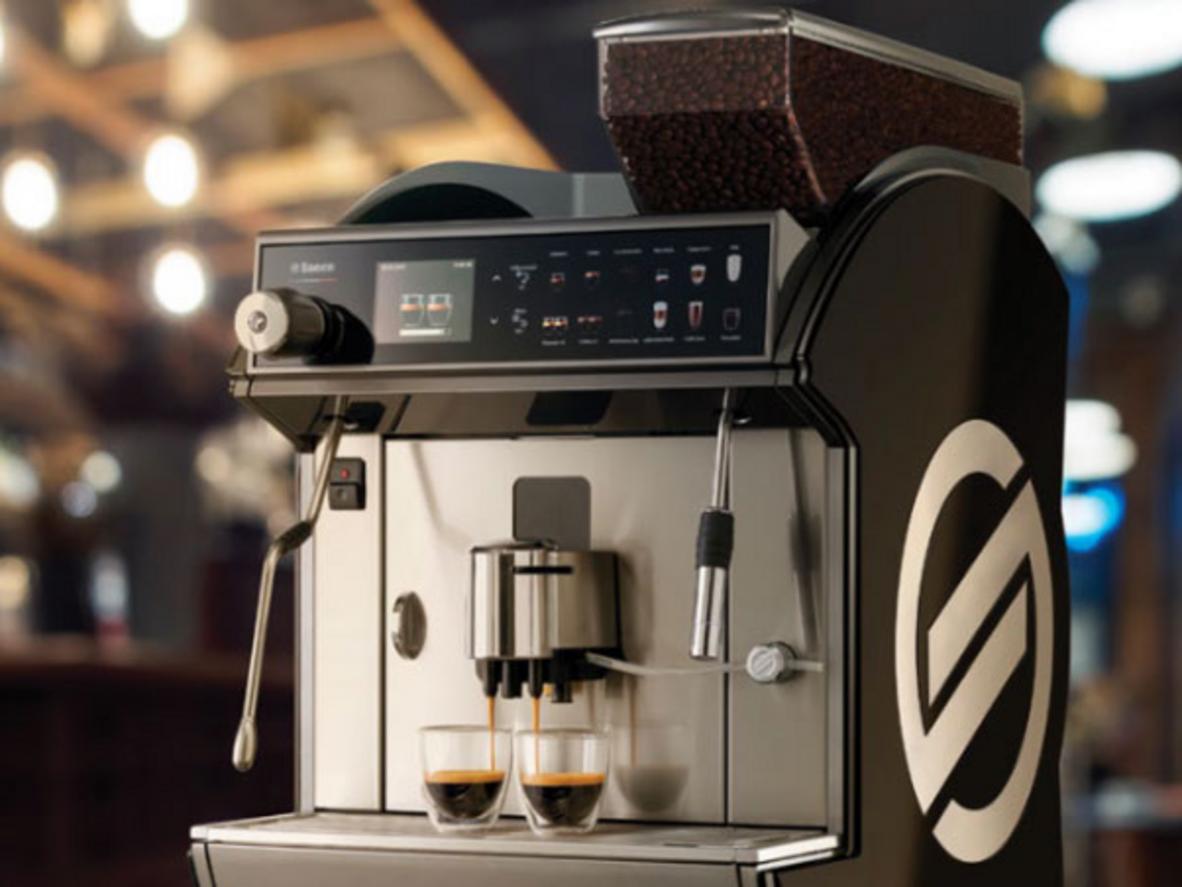 Cấu hình công nghiệp của Saeco Idea Cappuccino Restyle giúp phục vụ cà phê, nước nóng và hơi nước đồng thời.
