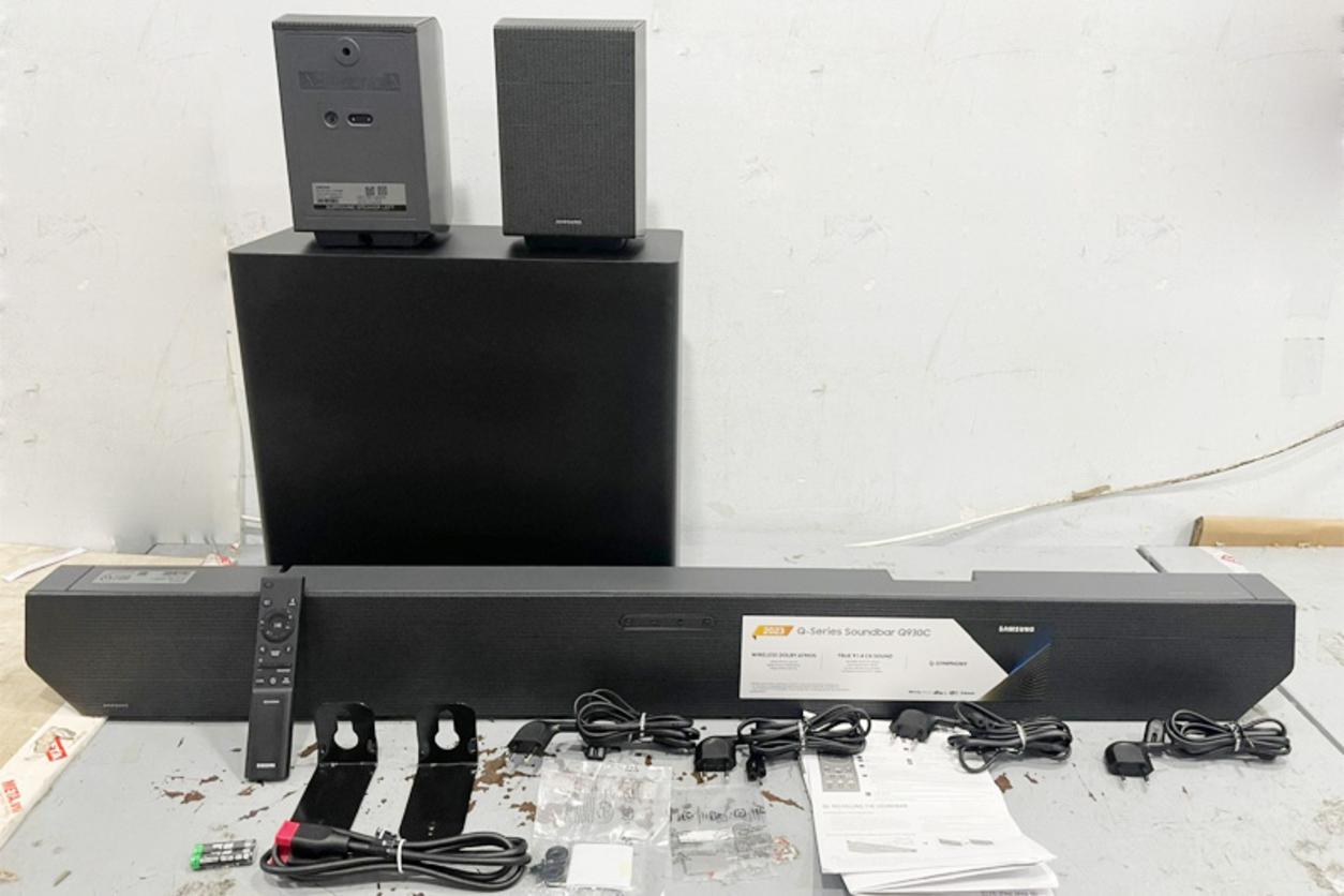 Hệ thống loa đa thành phần của Samsung HW-Q930C/XV tạo nên âm thanh vòm mạnh mẽ.