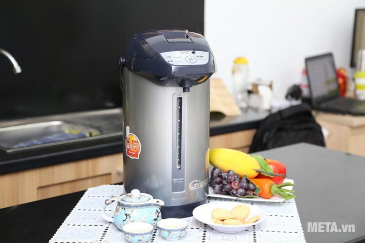 Sharp KP-Y40PV hỗ trợ rót nước an toàn và luôn có nước nóng sẵn cho nhu cầu hằng ngày.