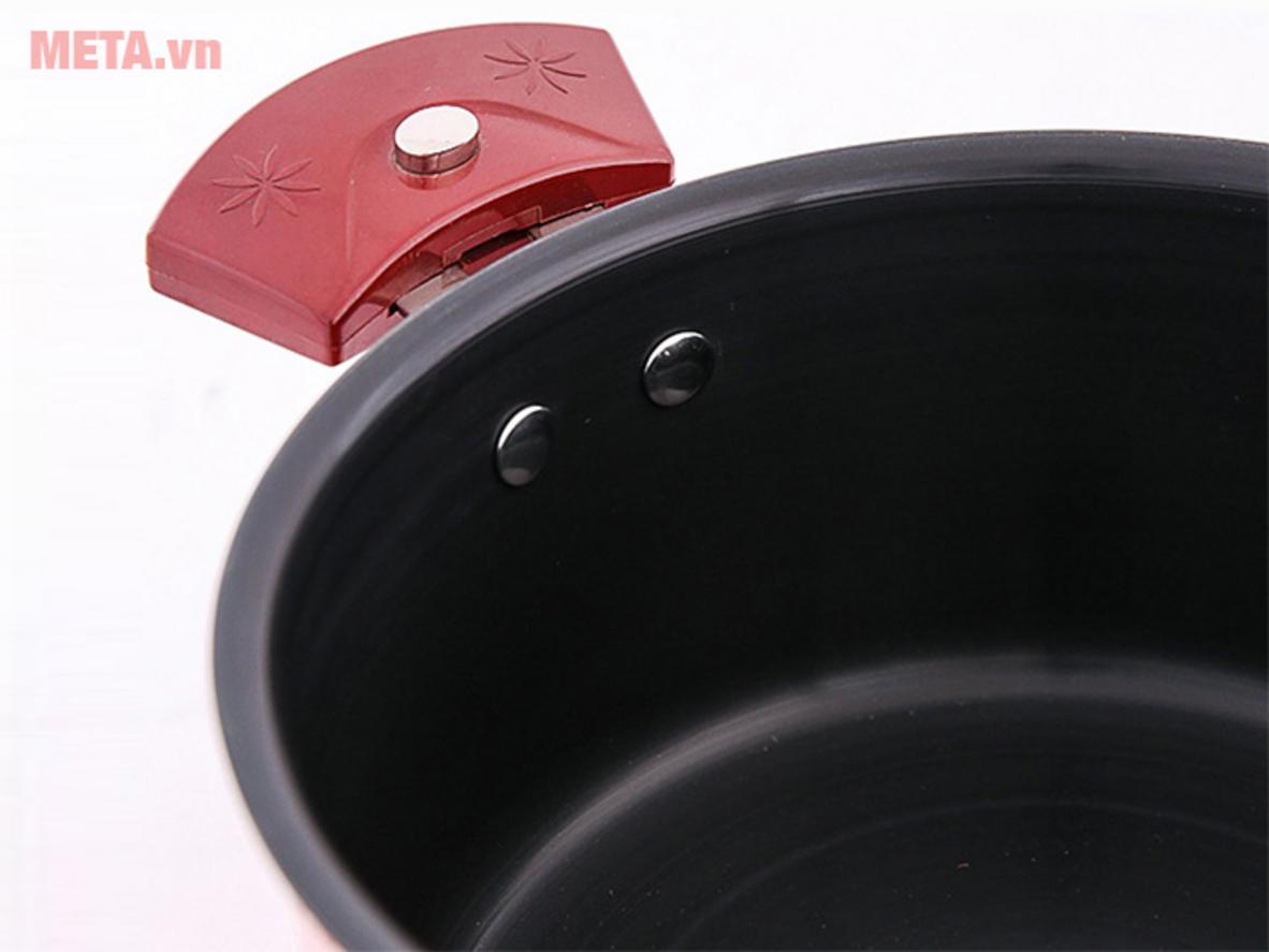 Lòng nồi chống dính hỗ trợ nấu và vệ sinh thuận tiện.