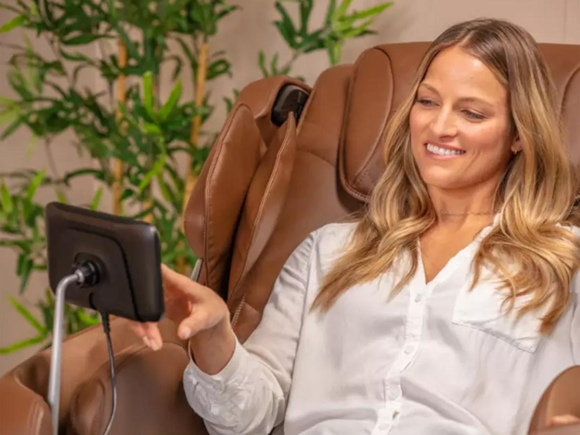 Shiatsu Nhật Bản và con lăn 4D mang lại cảm giác massage chân thực hơn.