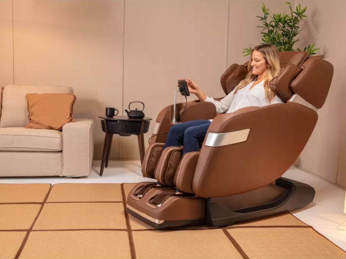 SL-Track 115cm và Body Scan giúp ghế ôm sát cơ thể, massage đúng vị trí.