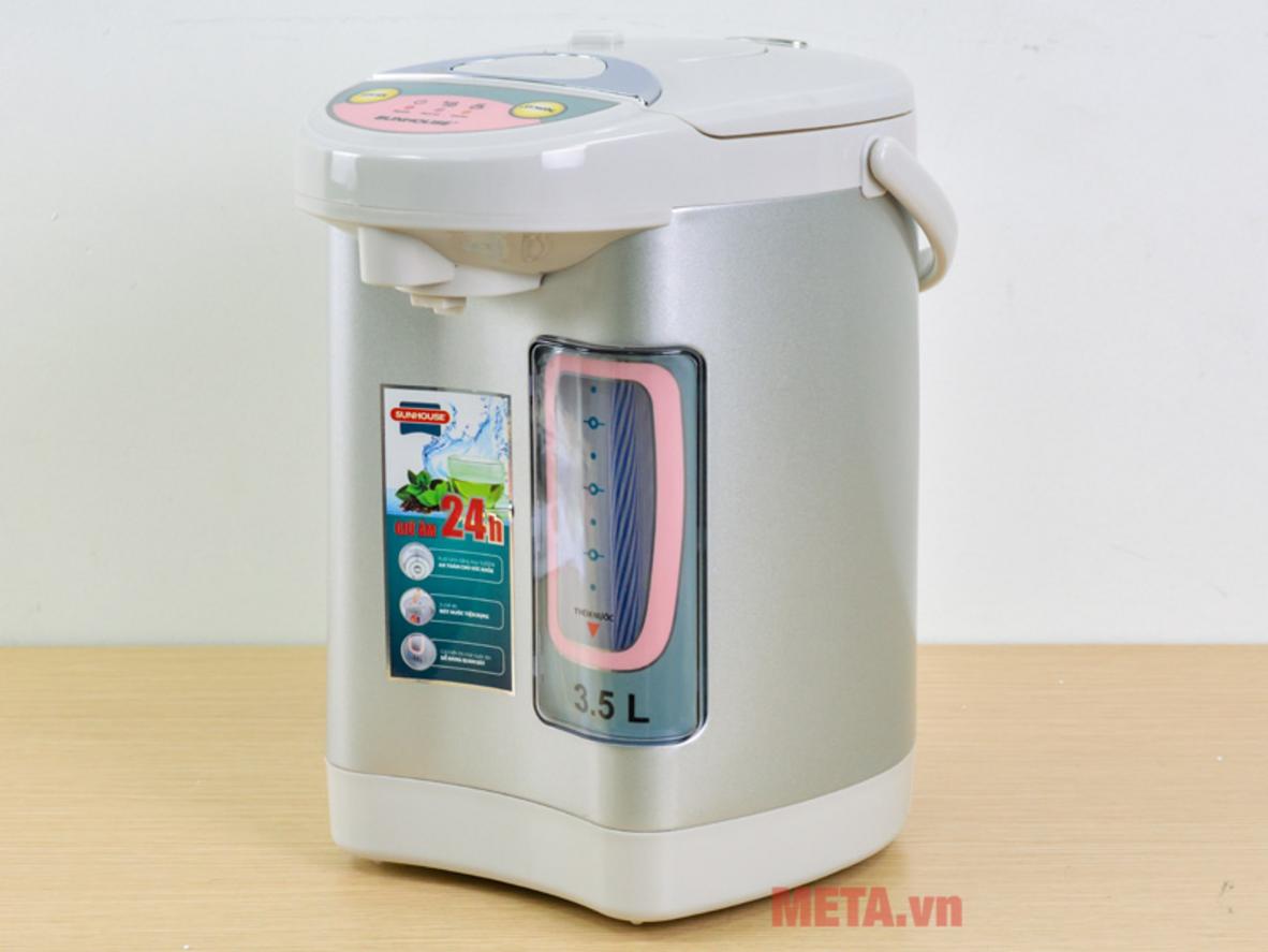 Công suất 735W giúp đun sôi nhanh, tiện cho nhu cầu dùng nước nóng thường xuyên.
