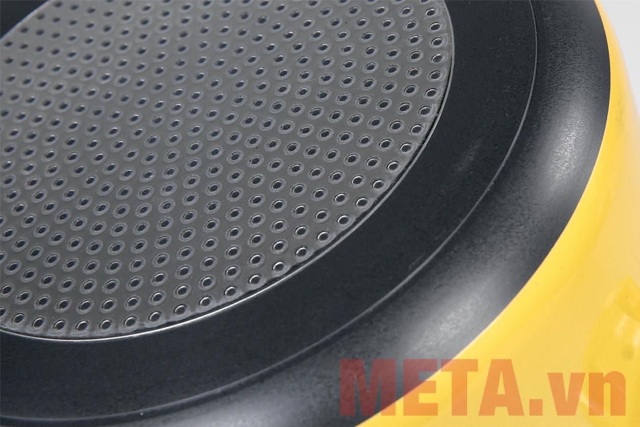 Nhôm Anodized giúp thân nồi cứng cáp, hạn chế móp méo và bền đẹp hơn.