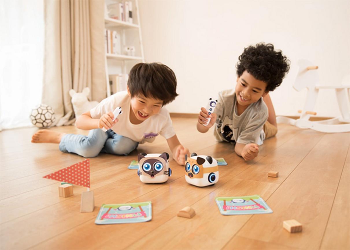 Tap Pen Controller và Coding Cards giúp trẻ lập trình theo cách chạm-thẻ trực quan.