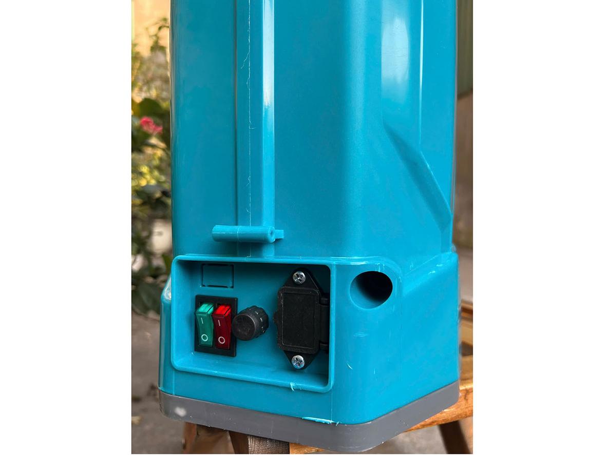 1 bơm đơn công suất mạnh cho tia phun ổn định và đều.