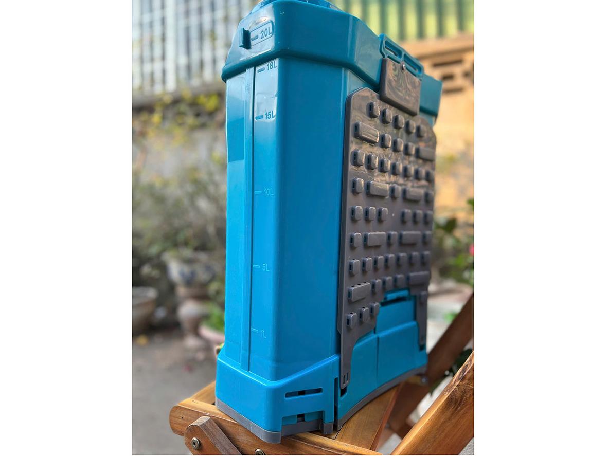 Dung tích 20 lít giúp giảm số lần châm thuốc khi phun.