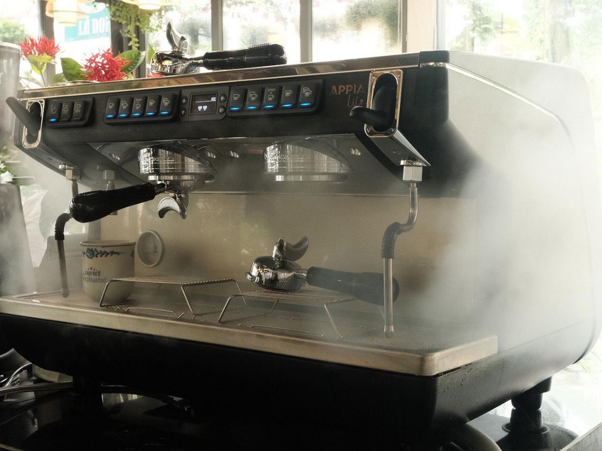 Thiết kế thân thiện với barista giúp thao tác nhanh và gọn hơn trong quầy bar.