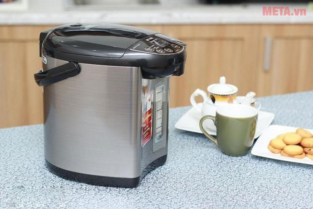 Công suất 928W hỗ trợ đun sôi nhanh và giữ nước nóng ổn định.