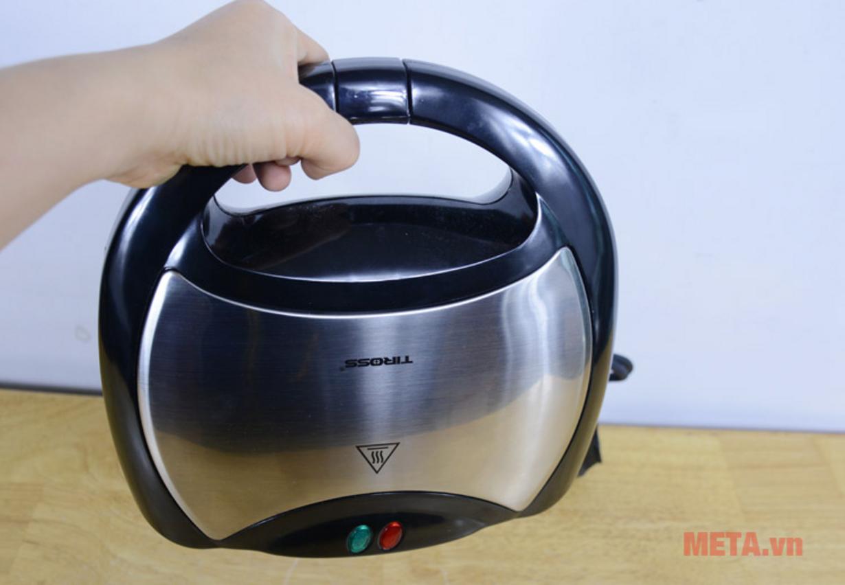 Đèn báo trạng thái và chốt khóa giúp thao tác nướng an toàn, dễ kiểm soát.