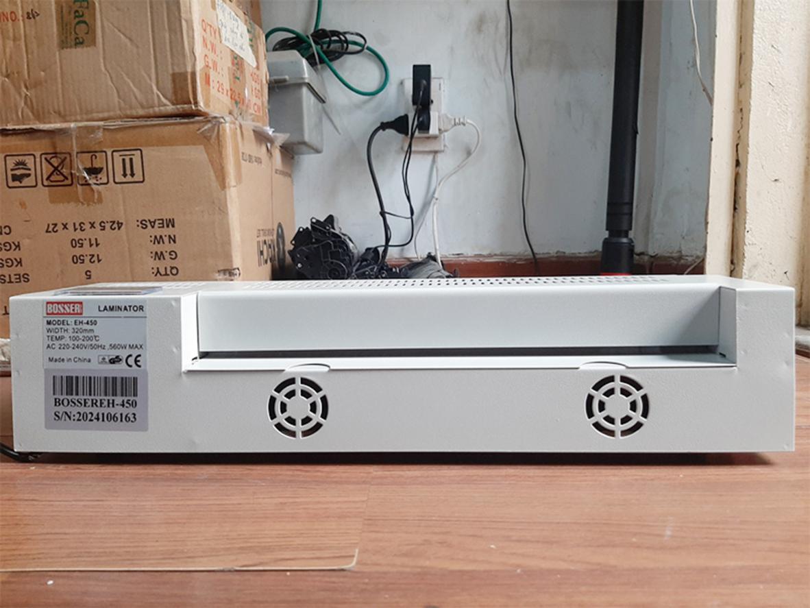 Tốc độ 560 mm/phút giúp ép tài liệu nhanh, gọn.