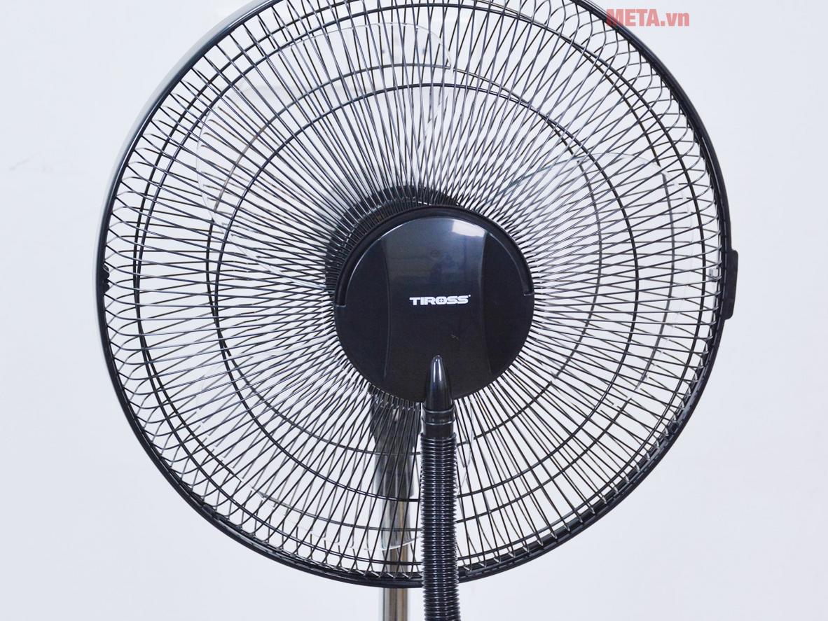 Phun sương 3 mức giúp không khí dịu hơn và giảm cảm giác khô da.