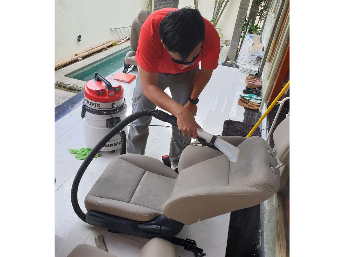 Dung tích bình nước 15 lít và bình hóa chất 11 lít giúp Typhoon SE2 làm việc liên tục hơn.