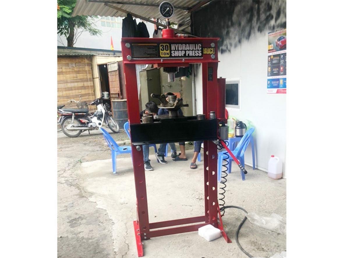 Cơ chế vận hành kép bằng tay và khí nén