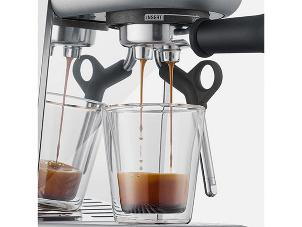 Vòi đánh sữa thủ công giúp tạo microfoam mịn cho cappuccino và latte.
