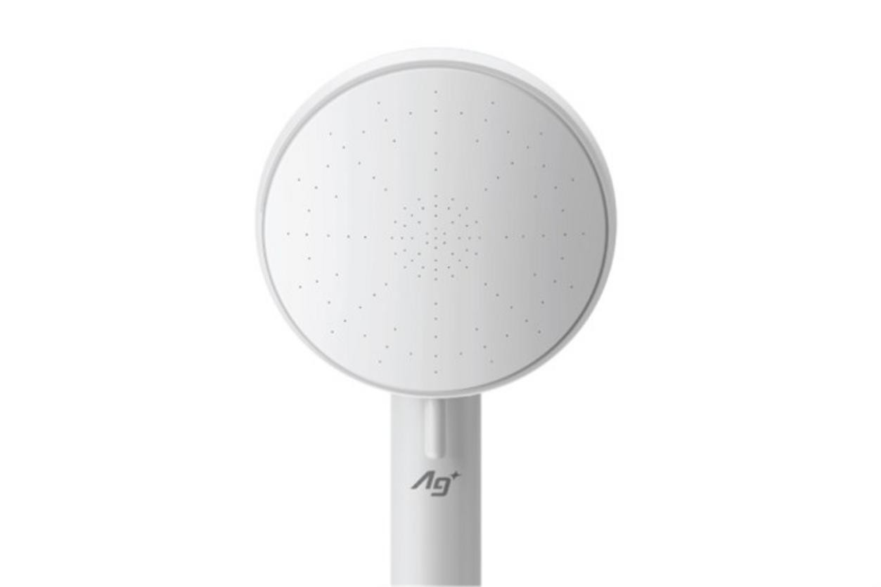 Vòi sen Ag+ và vỏ ABS giúp máy dễ vệ sinh, gọn sạch và bền hơn.