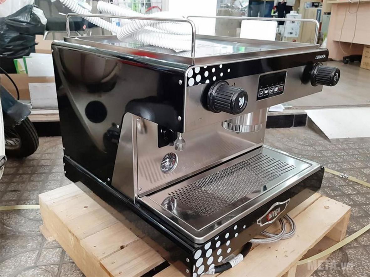 Hiệu suất 130 tách/giờ giúp quán xử lý đơn nhanh hơn.