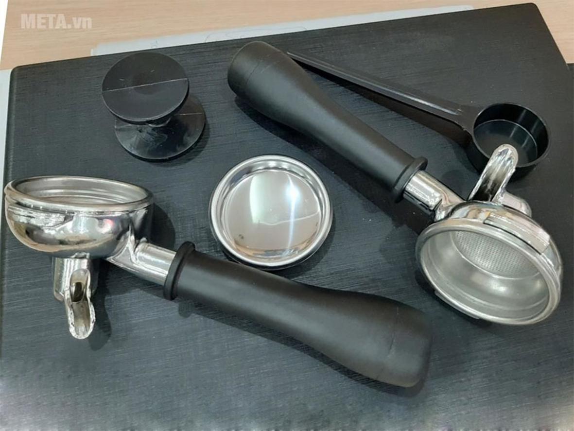 Vòi steam xoay 180 độ hỗ trợ đánh sữa tiện lợi và linh hoạt.