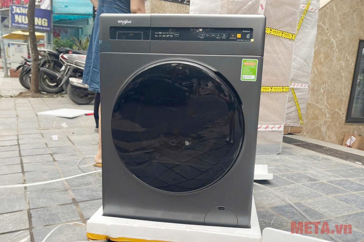 Chất liệu kim loại sơn tĩnh điện và lồng giặt inox hỗ trợ độ bền lâu dài.