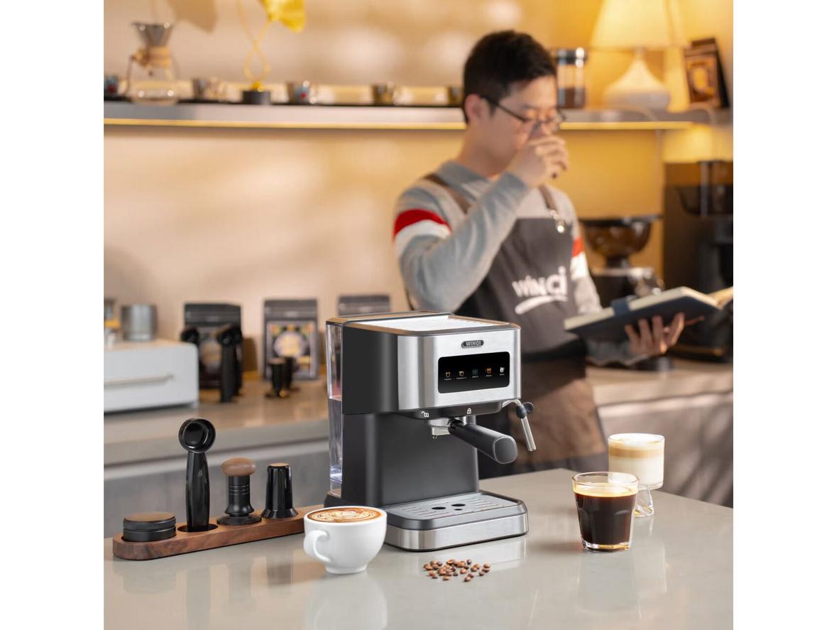 Winci CM3000 Pro pha espresso nhanh với điều khiển cảm ứng và vòi đánh bọt sữa.