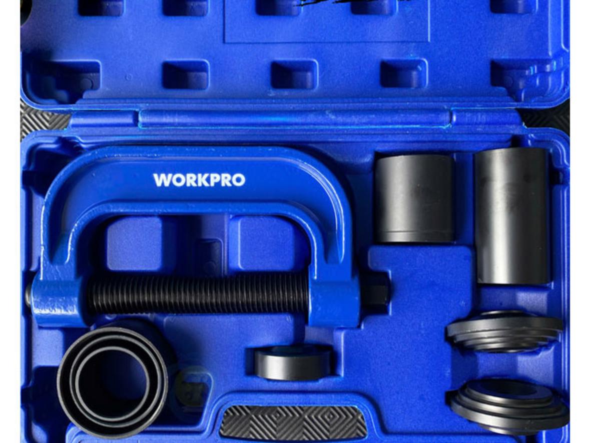 Cơ chế ép ren cơ học giúp Workpro WP204010 tháo lắp khớp bi chính xác và an toàn hơn.