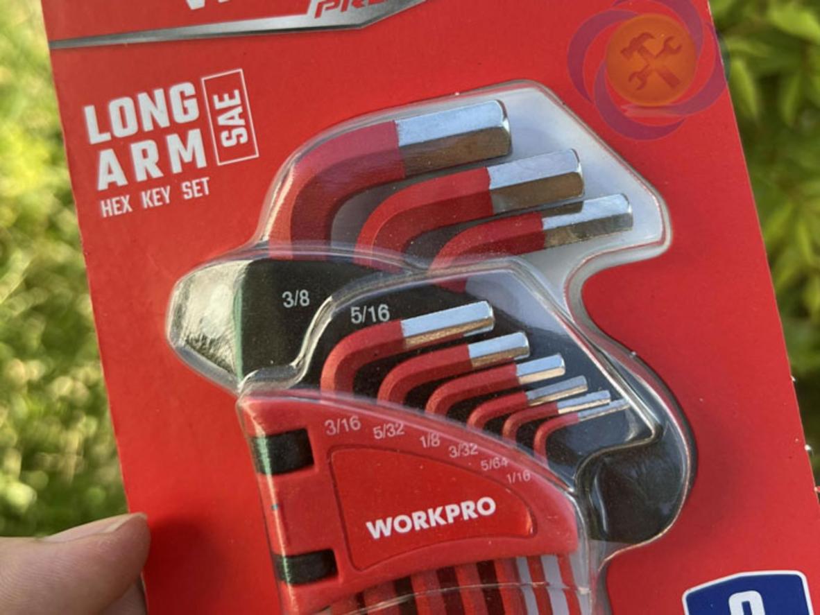 Đầu bi giúp bộ lục giác Workpro WP222013 vào ốc ở góc lệch dễ hơn.