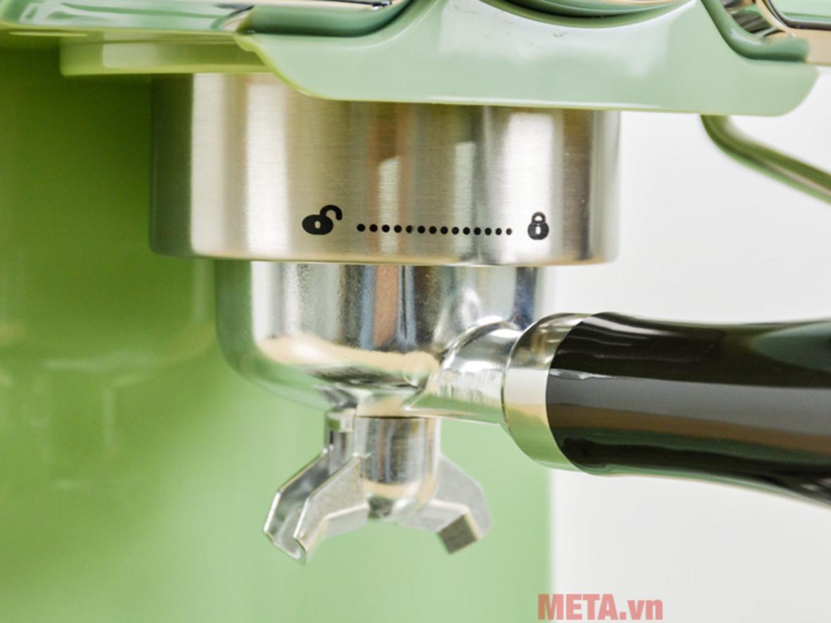Vòi đánh sữa inox hỗ trợ pha Cappuccino và Latte mịn hơn.