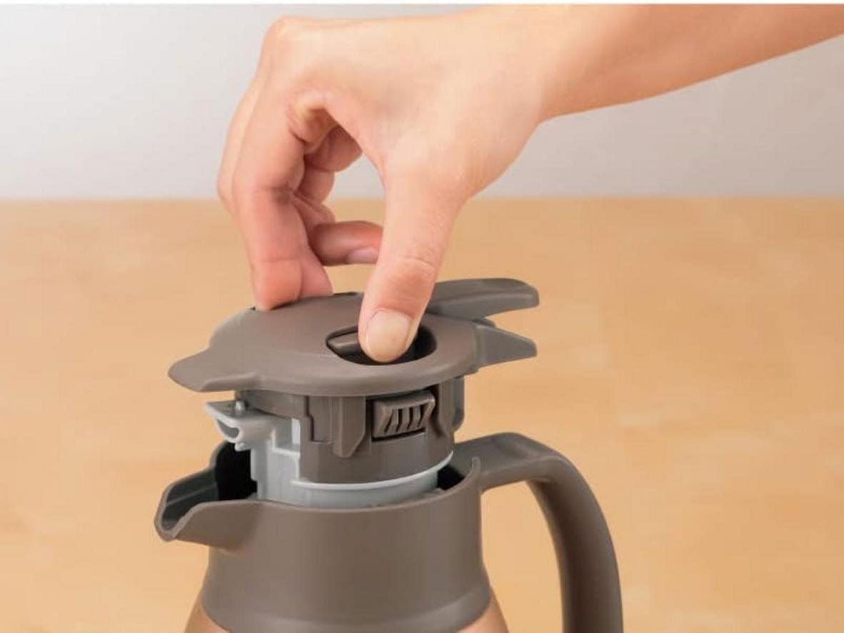 Nút bấm một chạm giúp rót nước nhanh và tiện hơn.