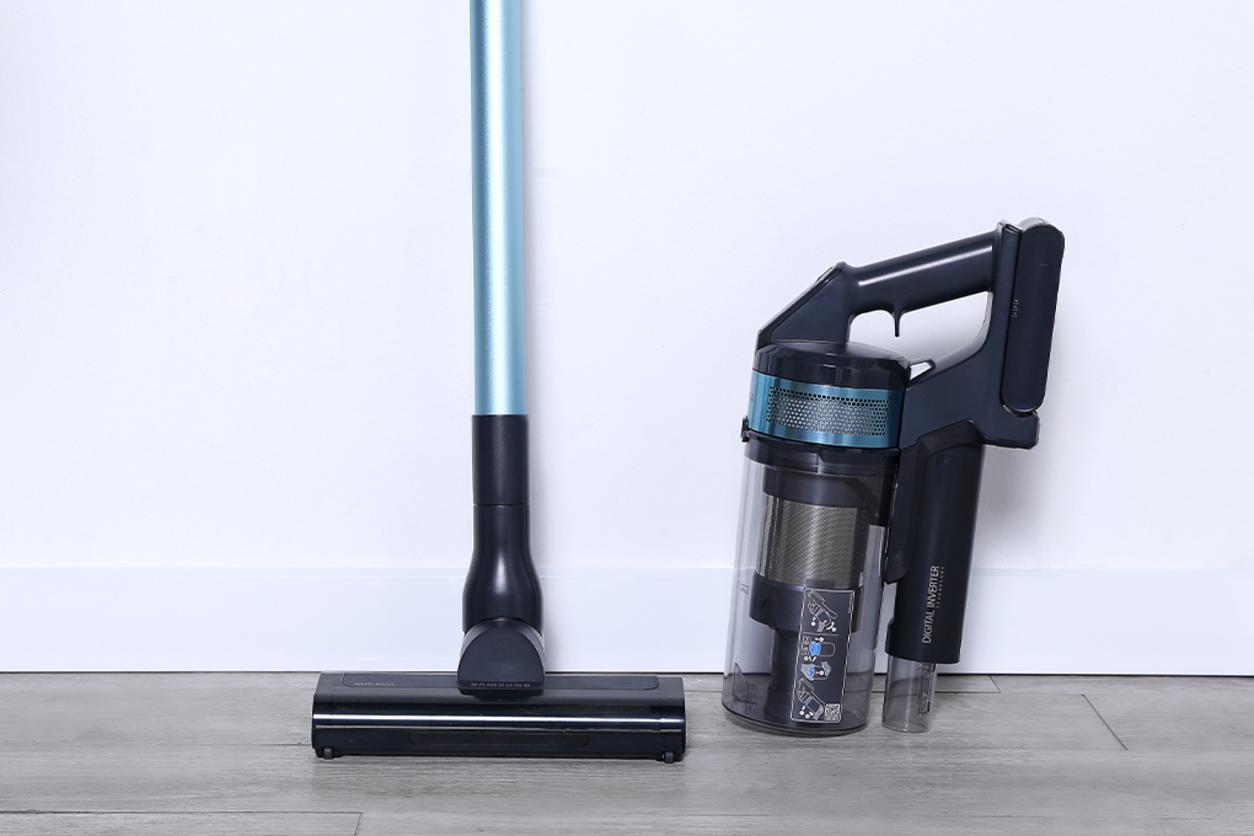 Thân máy 1.48 kg giúp cầm lâu ít mỏi, di chuyển dễ.