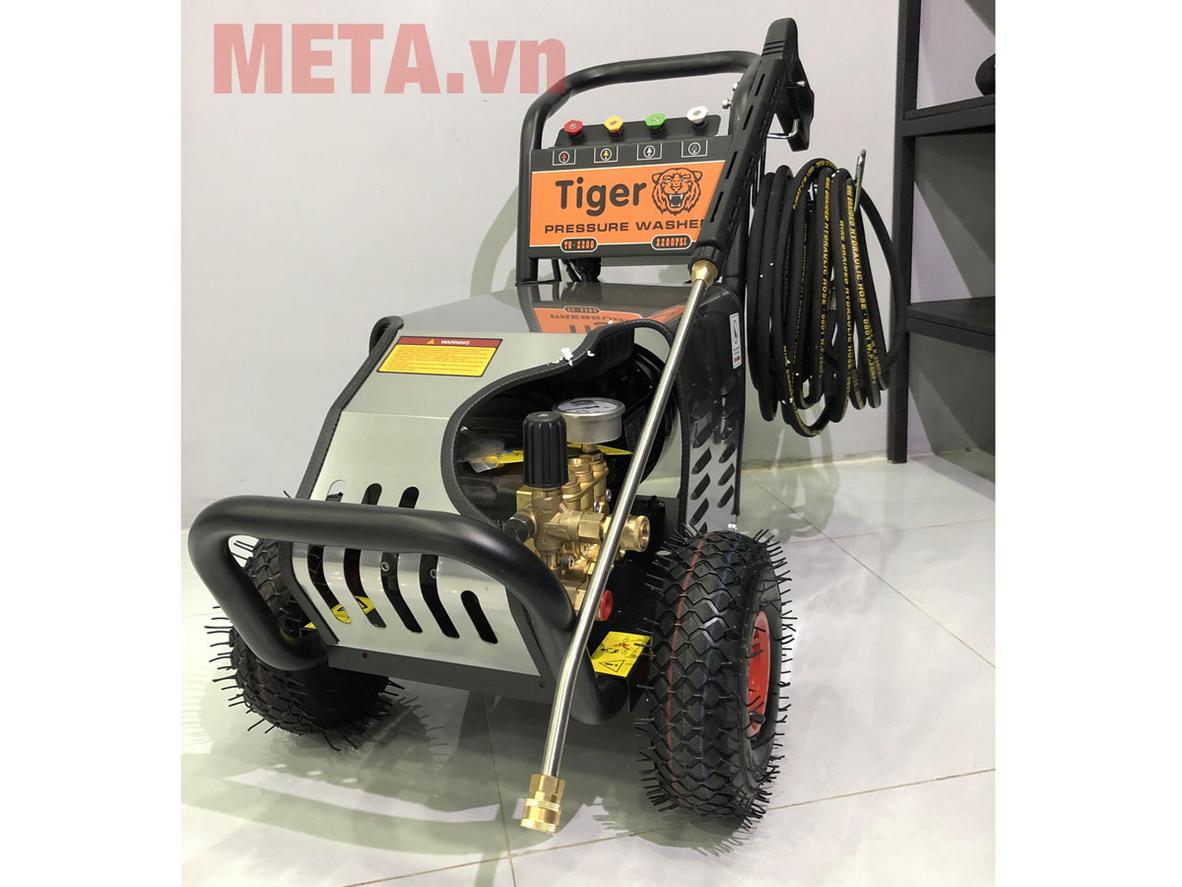 Áp lực 150 bar và lưu lượng 11 lít/phút giúp Tiger UV-2200TTS làm sạch nhanh bề mặt bẩn nặng.