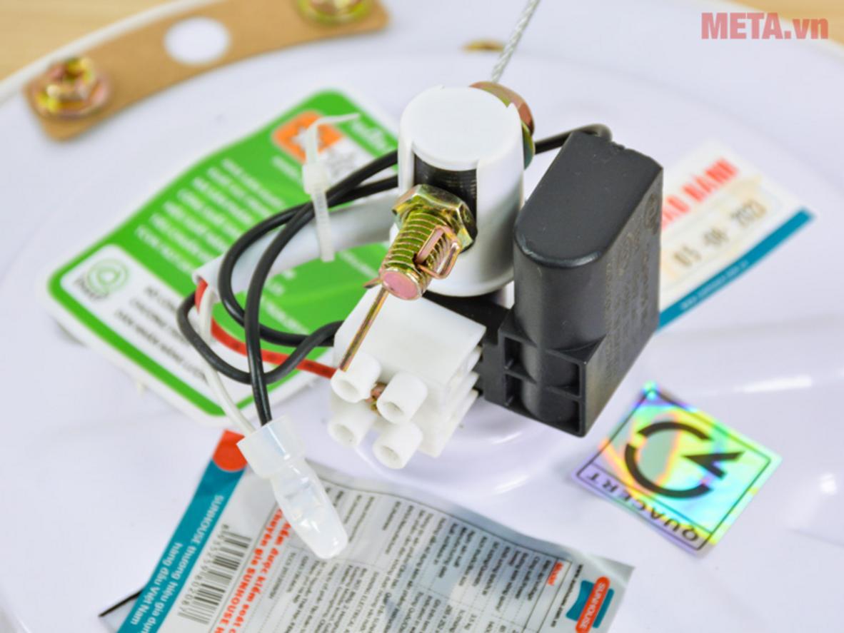 220V/50Hz và cánh thép giúp SHD7656 dễ lắp đặt, bền và mát mạnh.