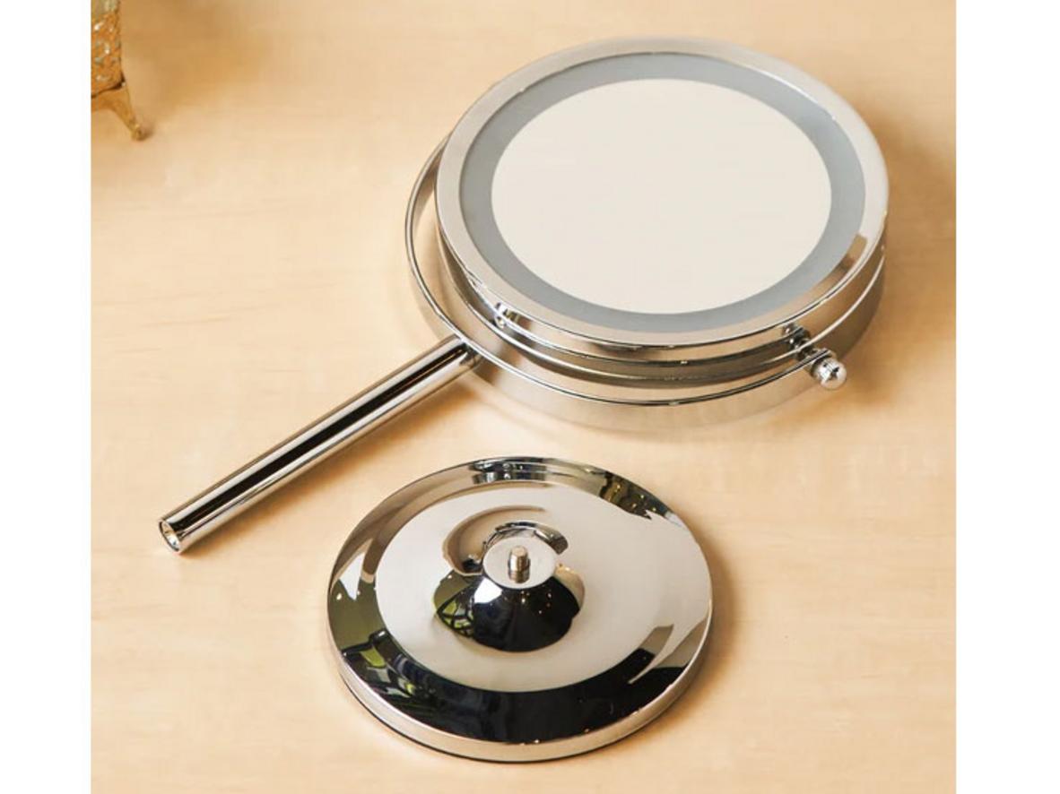 Ánh sáng ban ngày 5000K giúp quan sát màu makeup tự nhiên và hạn chế sai tông.
