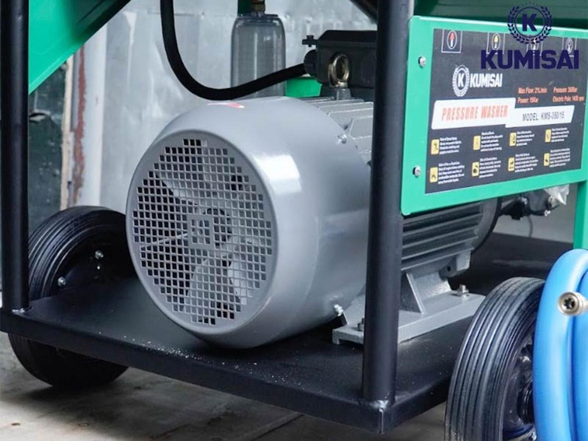 Áp lực 350 bar giúp đánh bay bùn đất và dầu mỡ cứng đầu.