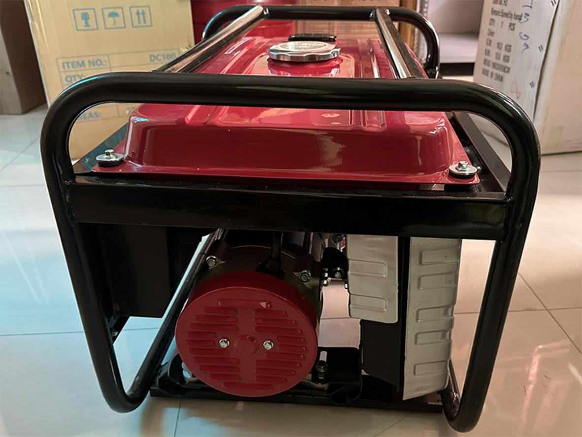 AVR tự động điều chỉnh điện áp giúp máy phát điện chạy xăng 3KVA cấp điện ổn định hơn.