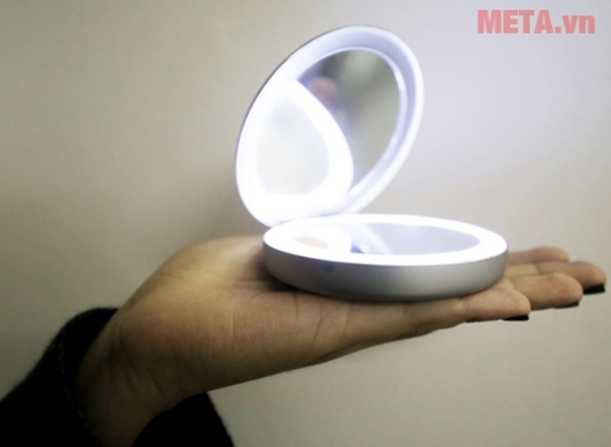 11 đèn LED và mặt gương phóng đại 3x giúp Beurer BS39 soi rõ chi tiết khi trang điểm.
