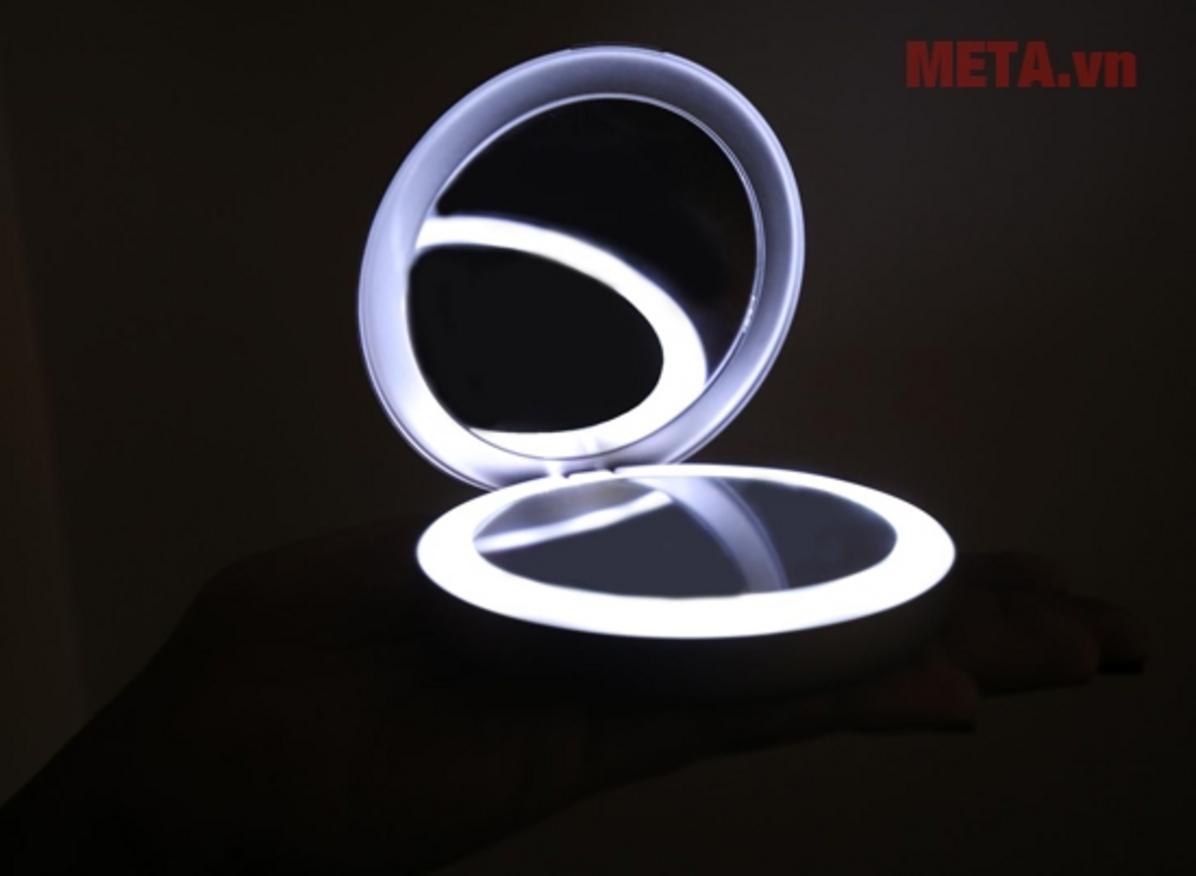 Mặt gương phóng đại 3x giúp soi rõ chi tiết khi trang điểm.