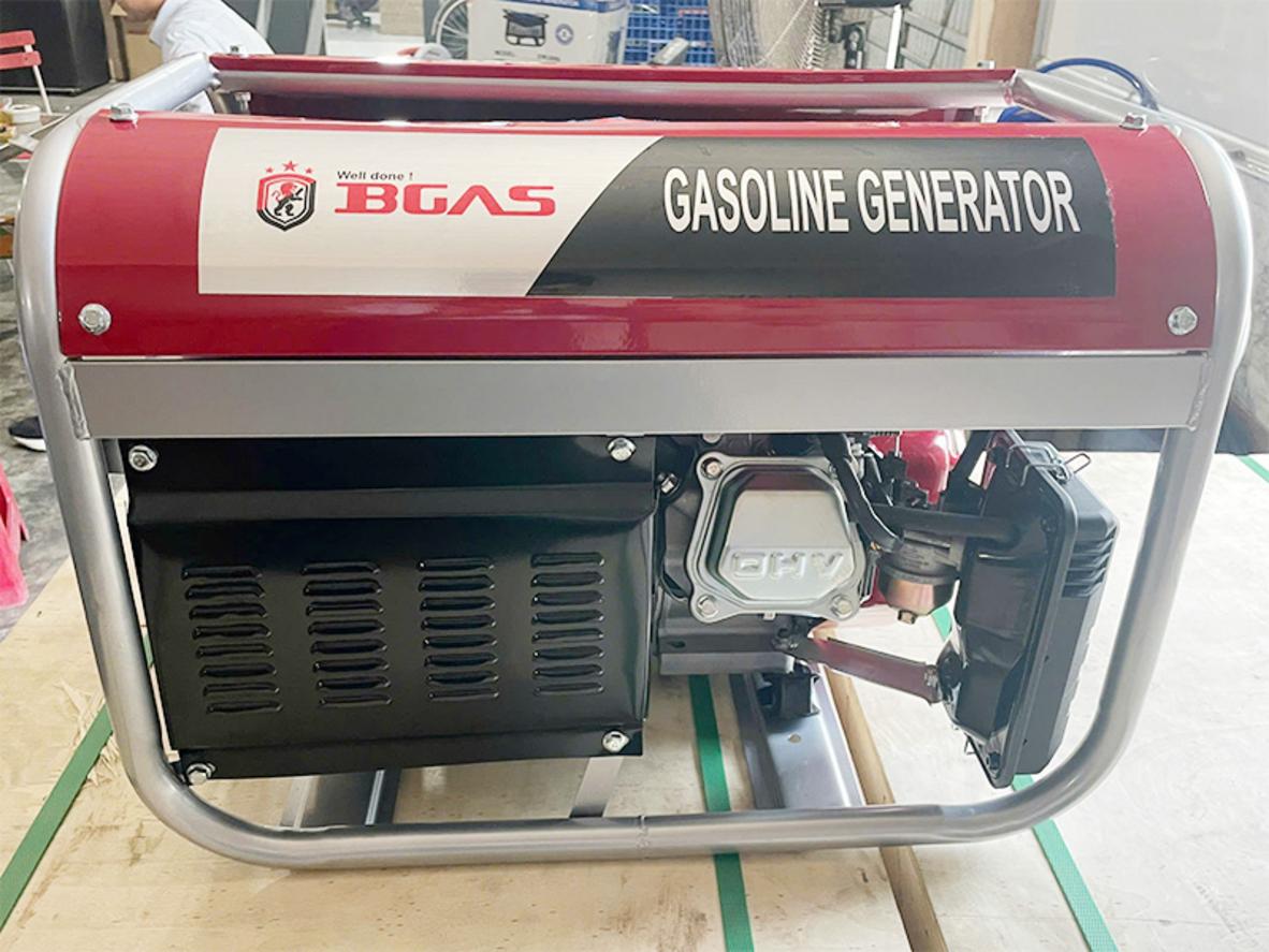 Động cơ xăng 4 thì giúp máy phát điện gia đình dễ vận hành hơn.