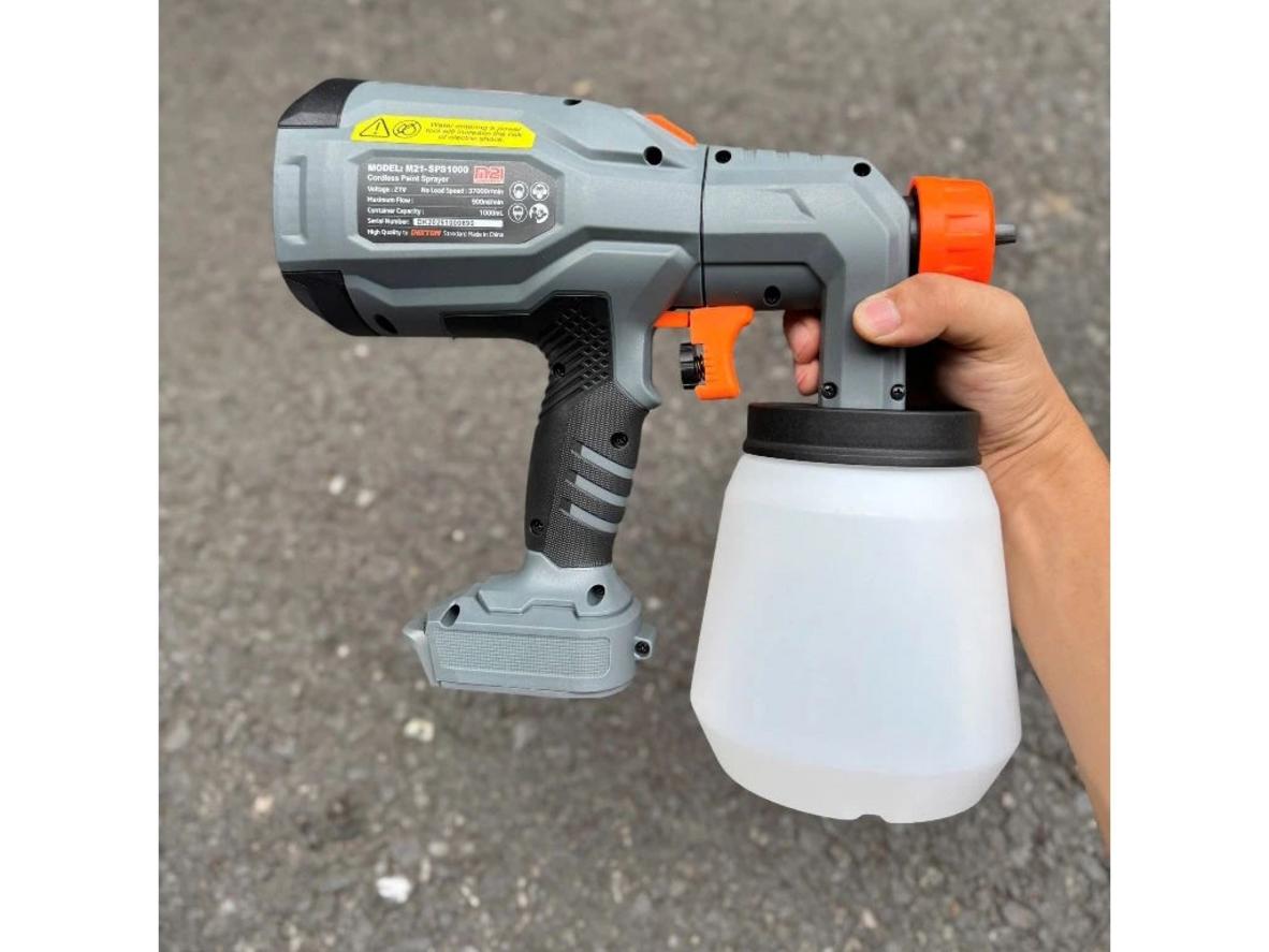 Bình 1 lít và lưu lượng 900 ml/phút giúp phun nhanh, giảm phải châm sơn nhiều lần.