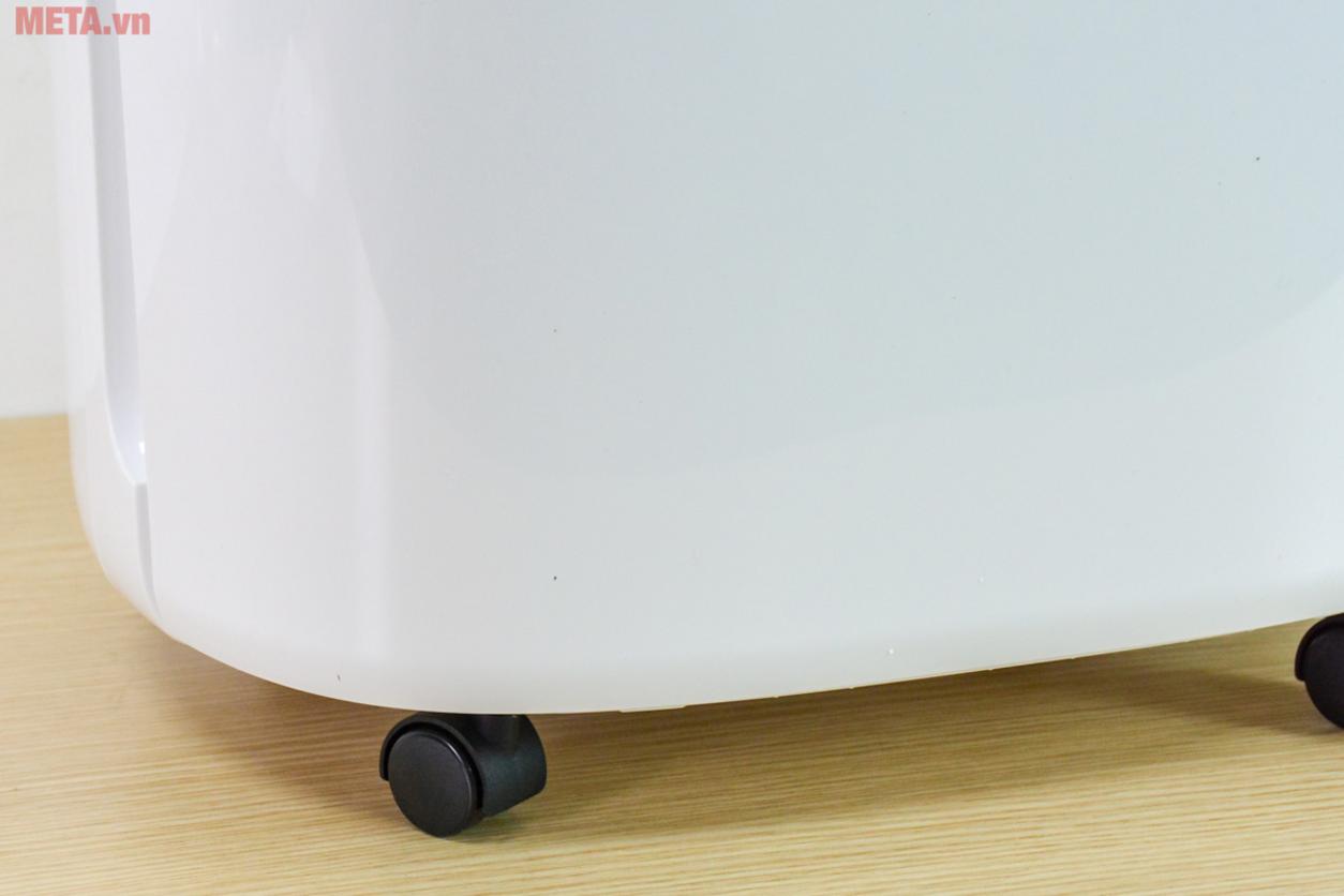 Bình chứa 4 lít và cài độ ẩm 30% - 80% giúp máy chạy chủ động hơn.