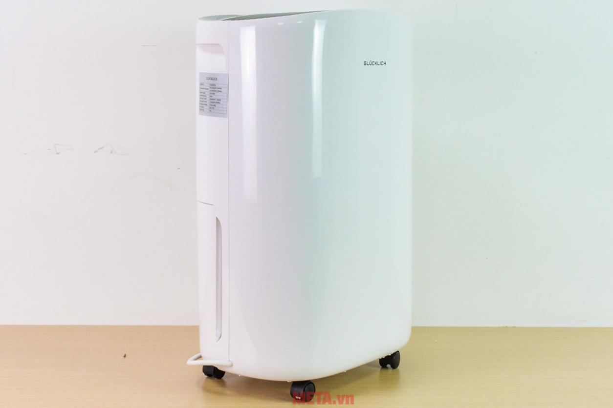 Bình chứa 4 lít và cài độ ẩm 30% - 80% giúp máy chạy chủ động hơn.