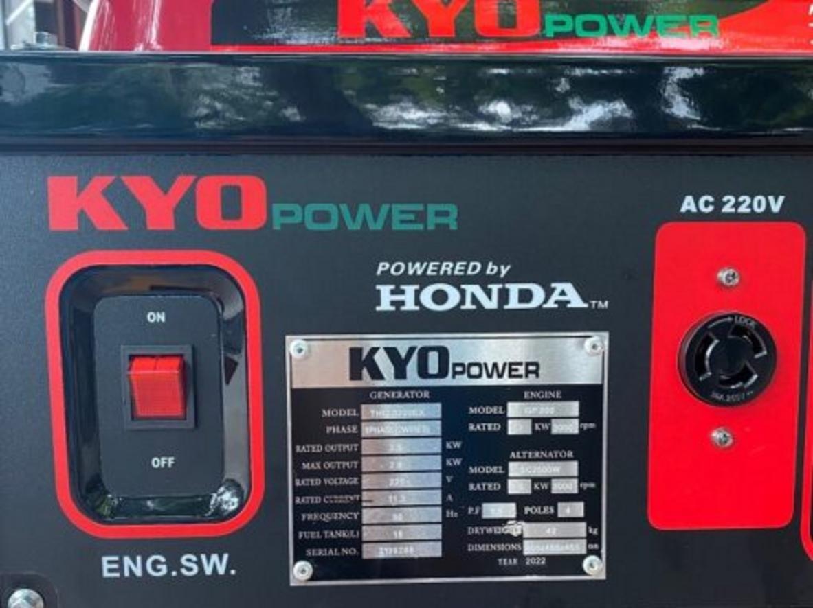 Bình xăng 15L hỗ trợ máy chạy lâu hơn giữa các lần tiếp nhiên liệu.