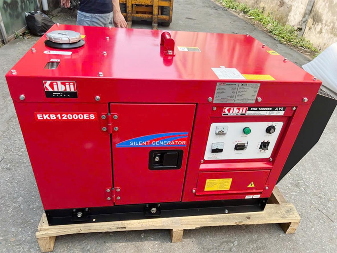 Bình xăng 35 lít giúp máy hoạt động lâu hơn, giảm gián đoạn vận hành.