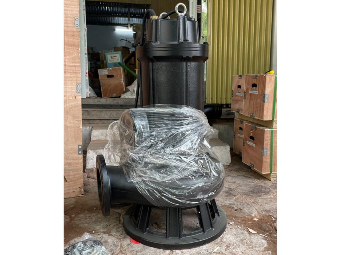 Bơm chìm nước thải cắt rác ShowFou 150WB150-25-15 với họng xả 150mm DN150, phù hợp hệ thống nước thải lớn.