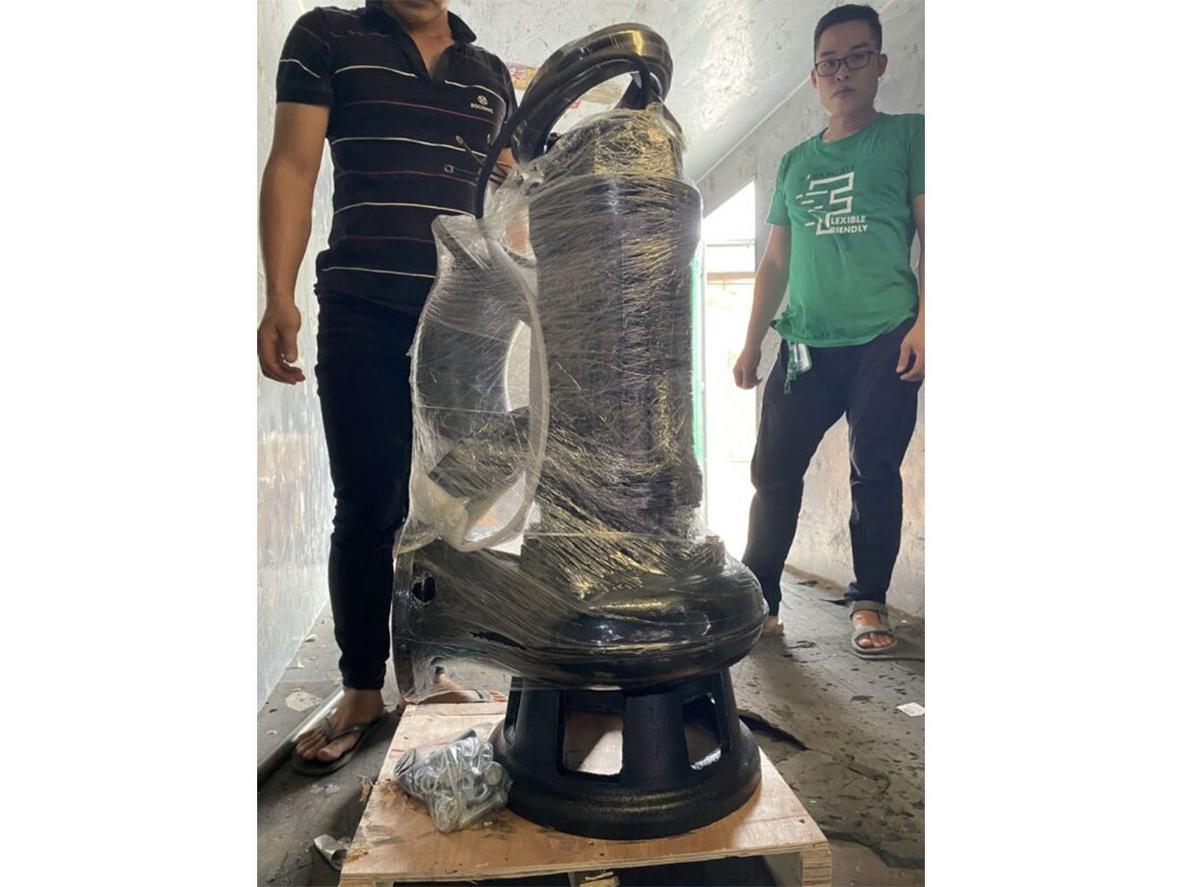 Cận cảnh bơm chìm ShowFou 150WB150-25-15 với thân gang, họng xả DN150 và cơ chế cắt rác.