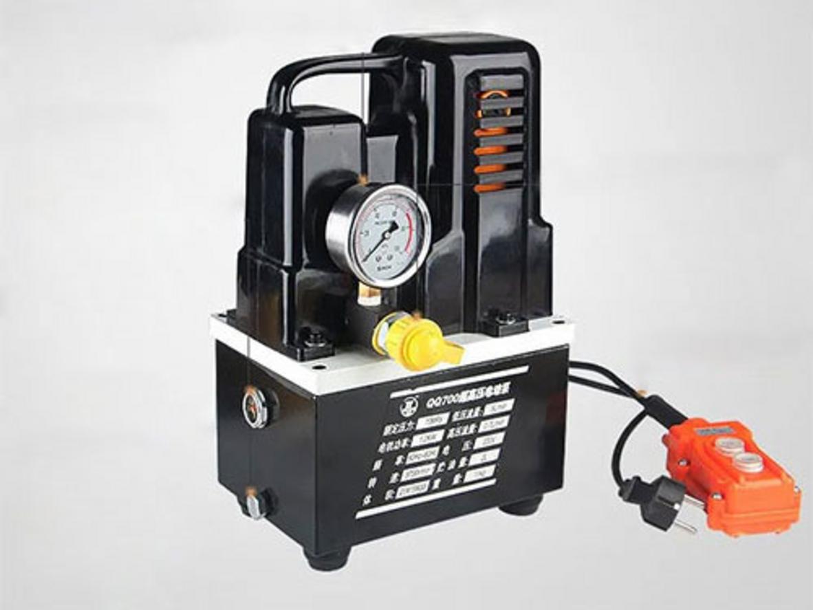 Bơm điện thủy lực QQ700 mini 70 Mpa, gọn 11kg, phù hợp xưởng và công trình.