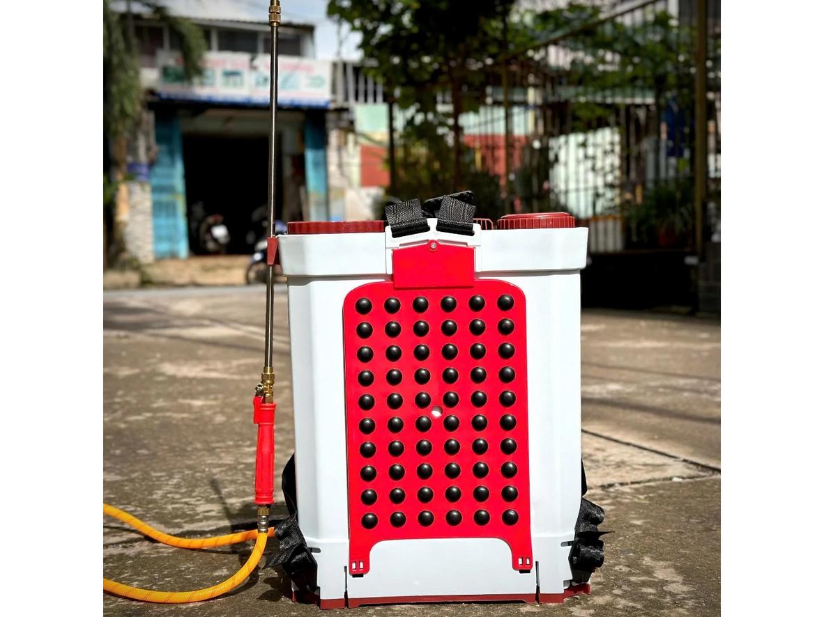 2 bơm cho lực phun mạnh và ổn định hơn máy 1 bơm