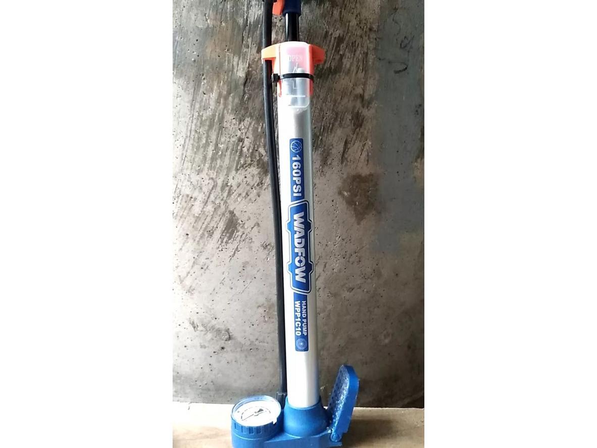 Đồng hồ Bar/PSI giúp kiểm soát áp suất trực quan hơn khi bơm.